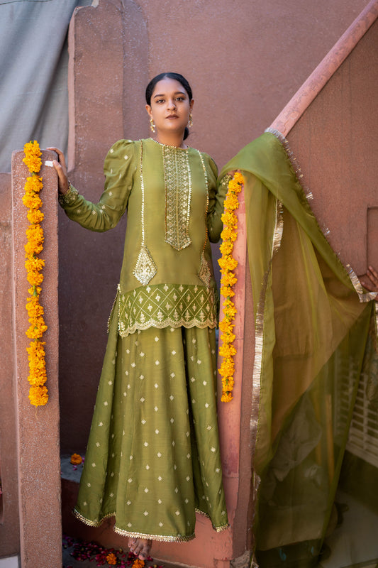 MAHNAAZ